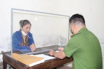 Nguyễn Thị Kim Oanh tại cơ quan công an (ảnh: Công an tỉnh Nghệ An).