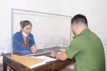 Nguyễn Thị Kim Oanh tại cơ quan công an (ảnh: Công an tỉnh Nghệ An).