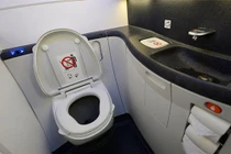 Chuyện gì xảy ra nếu trên máy bay bạn ấn nút xả bồn cầu toilet khi đang ngồi?