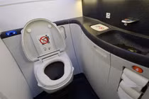 Chuyện gì xảy ra nếu trên máy bay bạn ấn nút xả bồn cầu toilet khi đang ngồi?