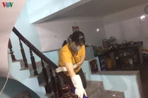 Giáo viên tư thục đi bóc vỏ tôm, lau nhà thuê mùa dịch Covid 19