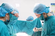 Mổ chủ động cứu thai nhi có nang bạch huyết vùng cổ