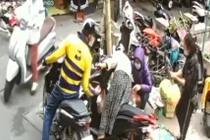  Giả vờ mua hàng thanh niên trộm ví của xe bên cạnh