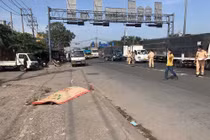 Hiện trường người đàn ông tử vong bên lề đường.