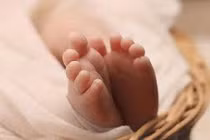 Nữ sinh lớp 7 tự sinh con trong nhà vệ sinh