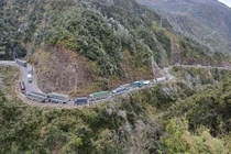 Hàng chục xe tải kẹt trên quốc lộ 4D vì băng tuyết