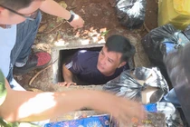 Bắt thanh niên bán ma túy có 2 hầm trú ẩn, 4 khẩu súng