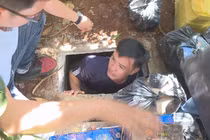 Bắt thanh niên bán ma túy có 2 hầm trú ẩn, 4 khẩu súng