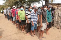 Các đối tượng tham gia đá gà ăn tiền.