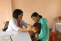 Bệnh viện Nhi Đồng 2 TPHCM khám, phát thuốc và tặng quà cho 300 trẻ em tỉnh Long An