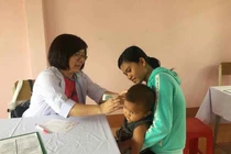 Bệnh viện Nhi Đồng 2 TPHCM khám, phát thuốc và tặng quà cho 300 trẻ em tỉnh Long An