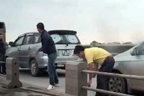 Kết đắng cho tài xế tự tháo dải phân cách trên cầu Thanh Trì
