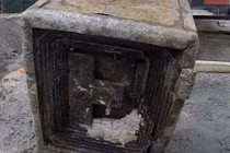 Phát hiện két sắt cổ chôn sâu dưới lòng đất nghi chứa kho báu