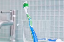 Không để bàn chải đánh răng gần bồn cầu