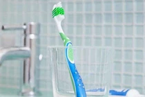 Không để bàn chải đánh răng gần bồn cầu