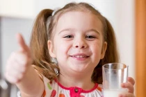 Tích cực uống sữa tăng chiều cao 