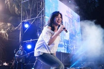 Thùy Dung hát Phố xa đầy cảm xúc trong Dạ hội cựu sinh viên Thủ đô