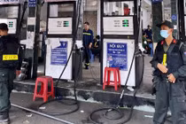 Công an khám xét nhiều cây xăng, bắt thêm 2 chủ doanh nghiệp vụ xăng giả "khủng"