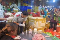 TPHCM: Test nhanh trong kiểm tra, giám sát an toàn thực phẩm tại các chợ truyền thống 