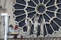 Cảnh sát thẩm tra công nhân tu bổ Nhà thờ Đức Bà trước vụ cháy