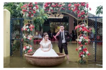 Miền Trung mưa lũ, rước dâu bằng thuyền thúng độc lạ khiến dân mạng trầm trồ