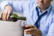 Rượu là thủ phạm giảm kháng thể sau khi tiêm văcxin Covid- 19