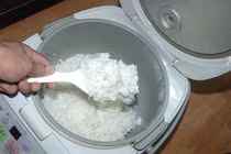 Thời gian đảo cơm khi nấu