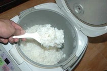 Thời gian đảo cơm khi nấu