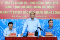 Thủ tướng Nguyễn Xuân Phúc thăm hỏi, động viên công nhân, người lao động