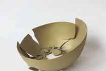 Tiếc bát rạn, vác nạn vào thân