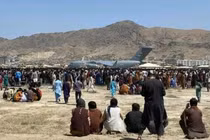 Thảm cảnh ở sân bay Kabul, dân Afghanistan bám máy bay, rơi lả tả từ trên không