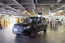 Chiếc Range Rover đầu tiên xuất xưởng sau khi hết cách ly xã hội