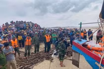 Dùng trực thăng cứu 8 người mắc kẹt trên tàu ở Quảng Trị