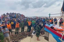 Dùng trực thăng cứu 8 người mắc kẹt trên tàu ở Quảng Trị