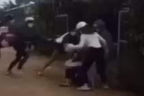 Học sinh LTMT bị nhóm người đánh hội đồng. Ảnh cắt từ clip.