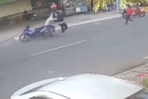 Nóng: Tung "cước”... đạp ngã tên trộm xe máy trong tích tắc