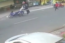 Nóng: Tung "cước”... đạp ngã tên trộm xe máy trong tích tắc