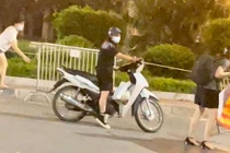 Hà Nội lập 20 chốt chặn ven Hồ Tây ngăn người dân tụ tập, đạp xe, chụp ảnh