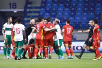 Cầu thủ và ban huấn luyện Việt Nam nổi giận khi Tuấn Anh bị triệt hạ
