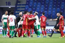 Cầu thủ và ban huấn luyện Việt Nam nổi giận khi Tuấn Anh bị triệt hạ