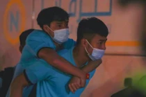 Văn Toàn nhờ đồng đội cõng ra xe sau trận thắng Indonesia