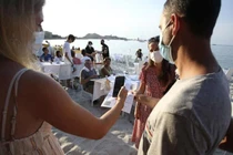 Châu Âu thắt chặt hạn chế đối với người chưa tiêm văcxin ngừa Covid-19