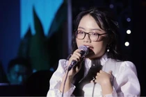 Phương Mỹ Chi hát 'Người tình mùa đông' bằng 5 thứ tiếng