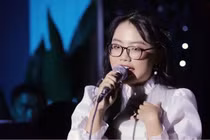 Phương Mỹ Chi hát 'Người tình mùa đông' bằng 5 thứ tiếng