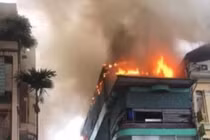 Hà Nội: Tầng tum nhà hàng hải sản bốc cháy ngùn ngụt