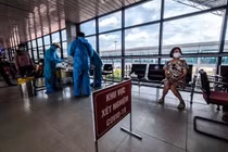 Hà Nội siết chặt kiểm dịch ở sân bay Nội Bài để ngăn biến chủng Omicron