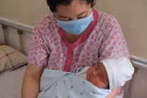 Bé sơ sinh nặng 5,15kg được sinh tự nhiên