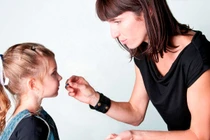 Con không đỡ bệnh do mẹ bẻ thuốc