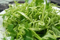 Ăn rau muống chưa chín sẽ bị xơ gan?