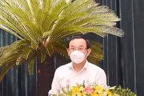 Bí thư Thành ủy Nguyễn Văn Nên tại Hội nghị Thành ủy TP HCM mở rộng bàn về nhiệm vụ chống dịch và phục hồi kinh tế trong thời gian tới, diễn ra chiều 14/10.